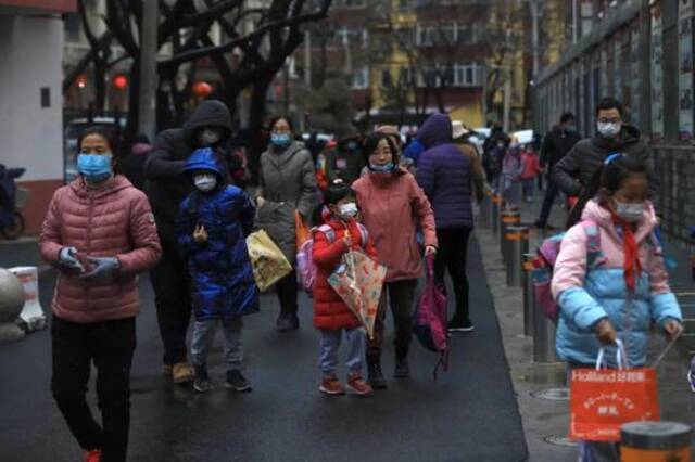 2021年3月1日，北京，小学生们在返校。图/IC
