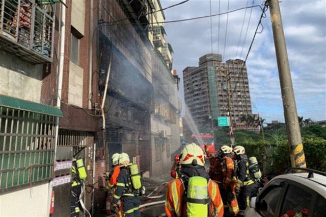 台湾省桃园市一公寓今晨起火 事故致三名住户死亡