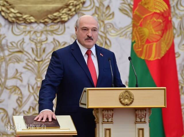 当地时间2020年9月23日，白俄罗斯当选总统卢卡申科宣誓就职，展开新一届任期。图自澎湃影像