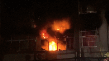陕西安康：家属楼深夜着火 消防成功营救母女二人