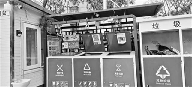 垃圾桶站加装红外语音提示器，提醒垃圾分类摄影/李金利
