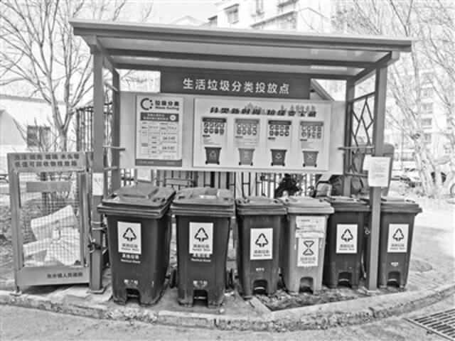 “超大号”可回收物垃圾桶让塑料泡沫有地方投供图/海淀区东升镇