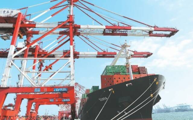 今年初，位于山东港口青岛港3条“一带一路”及RCEP航线正式首航。图为整装待发的货轮。