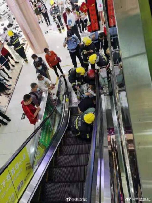 男童被商场扶梯夹伤致3个脚趾截肢，商场：扶梯无质量问题