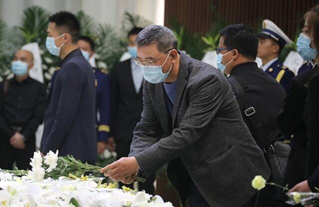 上海两名牺牲消防员追悼会举行，已被评为烈士