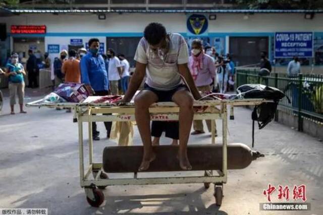 印度各地的医院在医用氧气和病床供应不足后，纷纷将病人拒之门外。