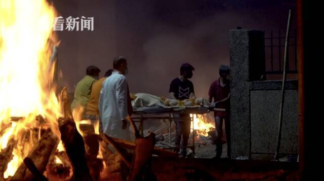印度单日死亡数以千计 露天火化照亮城市夜空
