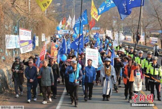 韩国星州郡民众抗议，要求取消部署美国的导弹防御系统“萨德”中国新闻网资料图