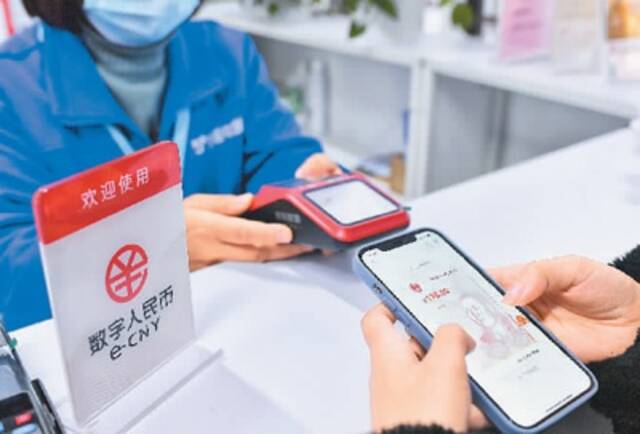 在四川省成都市，市民正使用人民币数字红包进行支付。何海洋摄（人民视觉）