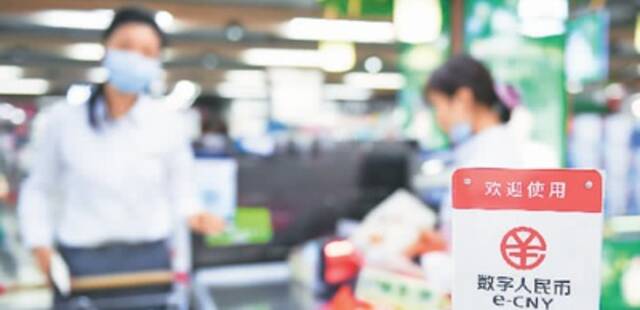 深圳市龙华区一家超市食品专区使用“数字人民币春节留深红包”。