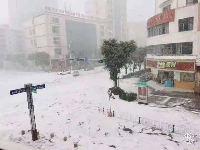 鸽子蛋大的冰雹连砸数十分钟！文山城暴雨淹到腰！昆明也要…