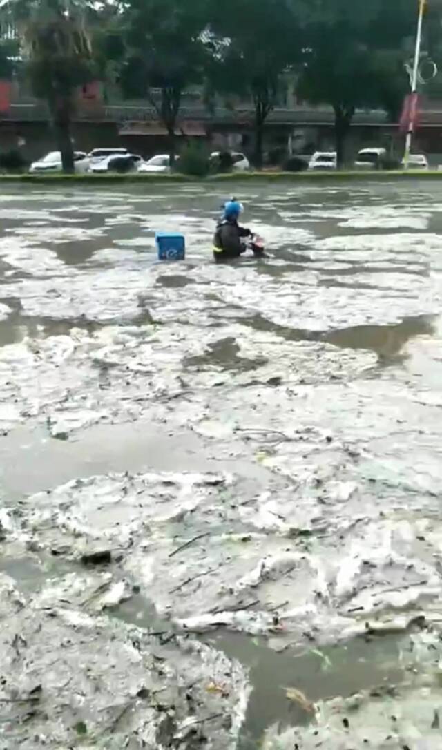 鸽子蛋大的冰雹连砸数十分钟！文山城暴雨淹到腰！昆明也要…