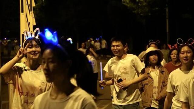 云南大学举办第七届青春校园荧光夜跑