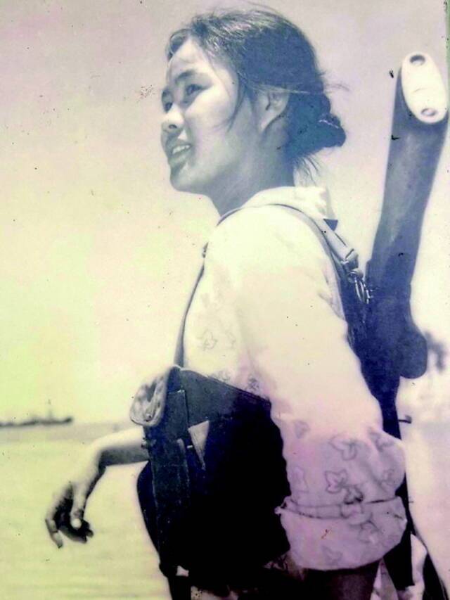 图为曾任外沙妇女号辅导员的杨明凤年轻时（资料图翻拍）。记者胡佳丽摄