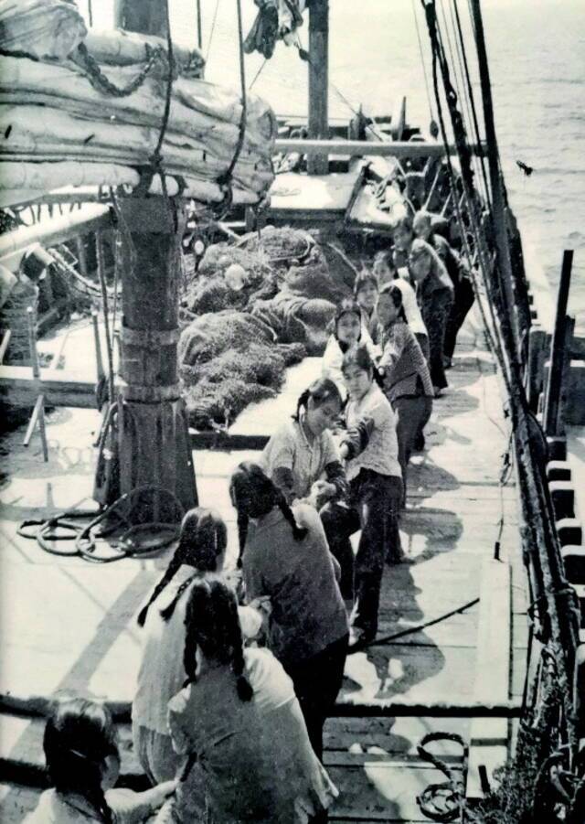 图为外沙妇女号船员在船上拉网（资料图翻拍）。记者黄耀滕摄