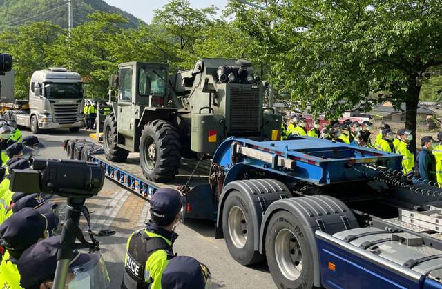 韩国反萨德民众与上千警察爆发冲突：建人墙拦军车 多人受伤