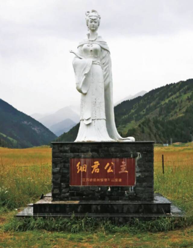 ·位于昭苏县的细君公主雕像。