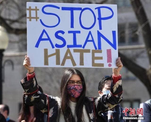 当地时间3月21日，来自美国大华府地区的数百民众在首都华盛顿举行集会，抗议针对亚裔的仇恨和暴力行为。中新社记者陈孟统摄