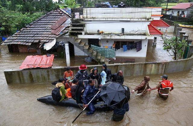 ↑2018年8月印度喀拉拉邦洪灾中，印度中央政府拒绝了国际援助。图据新华社