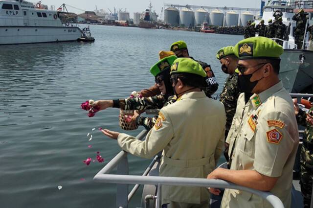 当地时间4月26日，印尼三宝垄，人们撒花悼念沉没潜艇遇难者。视觉中国供图