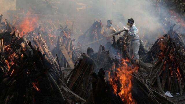 ▲印度多地火葬场全天无休。图据BBC