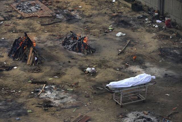 ▲印度一露天火葬场等待火葬的遗体。图据美联社