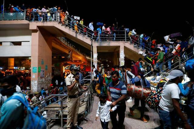 ▲印度返乡工人在一个汽车站等车回新德里外围的乡村。图据《海峡时报》