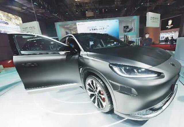 4月19日，应用了华为智能驾驶技术的极狐阿尔法S智能豪华纯电轿车亮相2021上海车展，颇受车迷关注。龙巍摄（人民视觉）