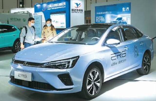 4月7日，参观者在2021第七届中国（南京）国际新能源汽车与专用车辆展览会上了解一款新能源汽车。苏阳摄（人民视觉）