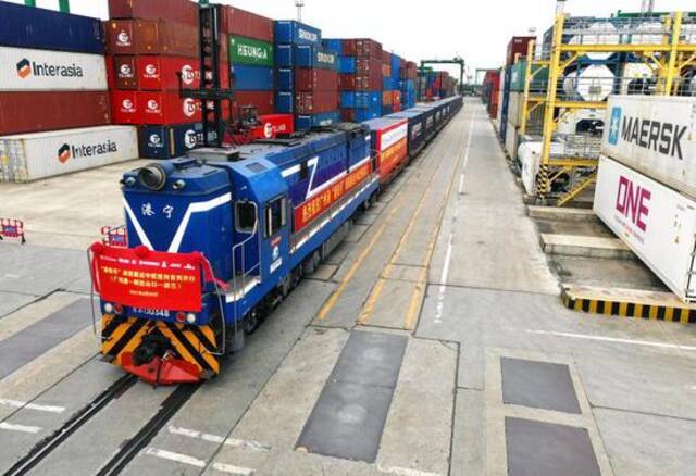 “港铁号”海铁联运中欧班列从广州港出发。通讯员供图