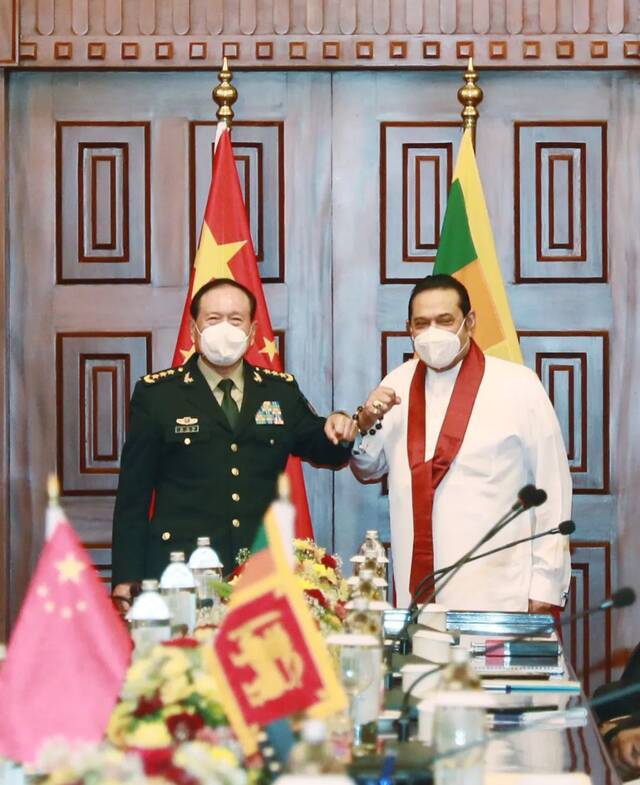 4月28日，斯里兰卡总理马欣达在总理府会见到访的中国国务委员兼国防部长魏凤和。李晓伟摄