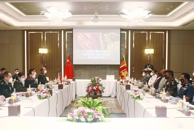 4月28日，中国国务委员兼国防部长魏凤和与斯里兰卡国防部常秘古纳拉特纳举行会谈。李晓伟摄