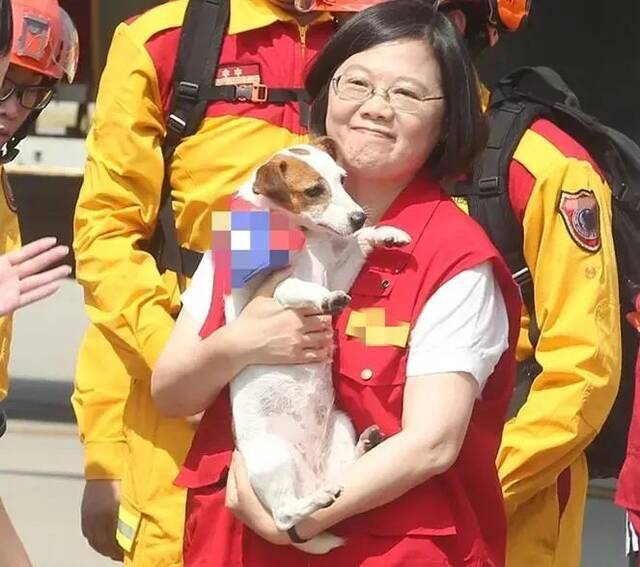 蔡英文2018年出席活动时抱着“乐乐”合影（图片来源：台湾《联合报》）
