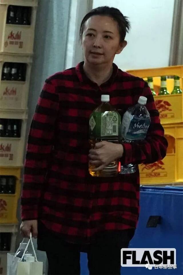 昔日玉女沉迷酗酒变酒鬼 倒贴钱与男粉丝在一起