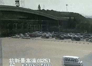 杭州男司机刚上高速就惊呆了：服务区已爆满，车子都停不进了！