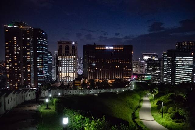 这是2020年6月11日在韩国首尔白凡广场拍摄的市区夜景。（新华社记者王婧嫱摄）
