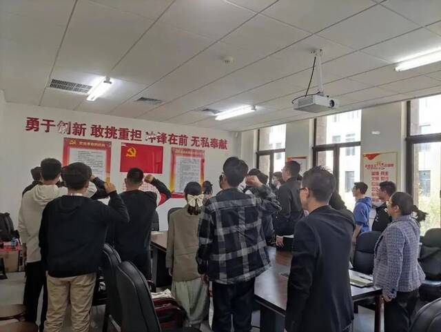 党史学习教育丨赤轮领航 匠心筑梦——机械工程学院举办学生党员“赤轮班”开班仪式暨交流座谈会