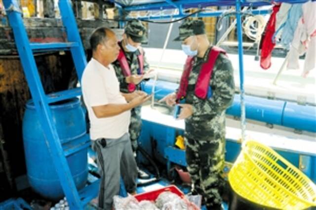 海南海警开展伏季休渔执法宣传