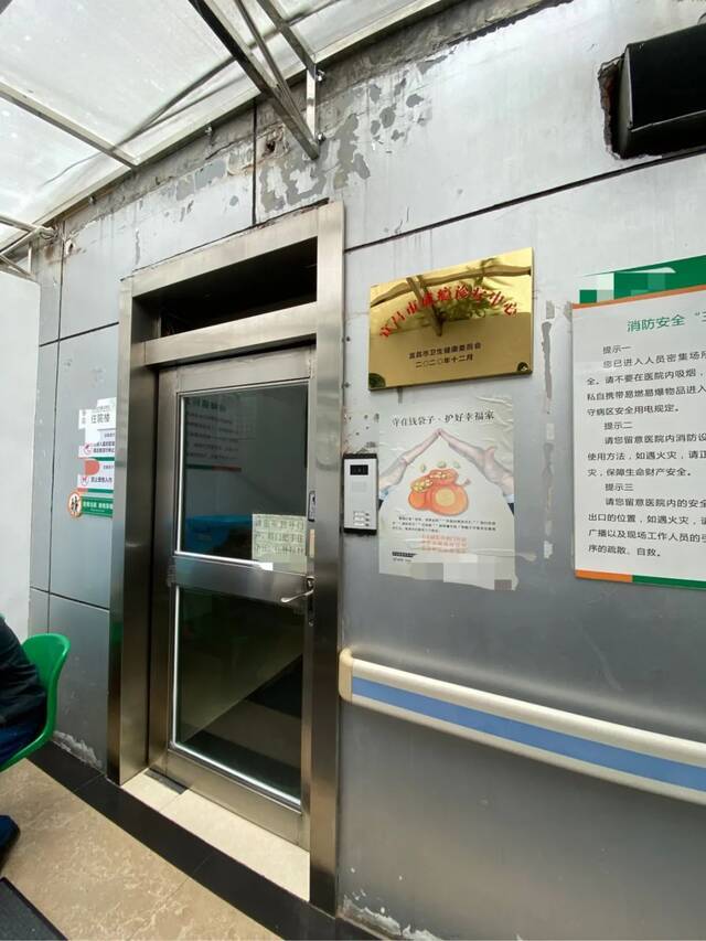 4月25日，小辉目前所在的医院楼下。新京报记者乔迟摄