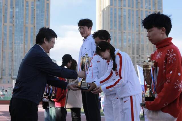 运动会闭幕式  青春正飞扬 ，闭幕不 “ 落幕 ”