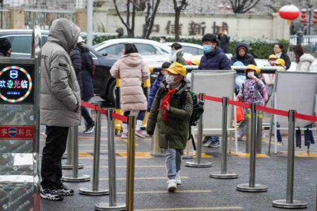 3月1日，北京小学大兴分校亦庄学校的学生走进校园。新华社图。