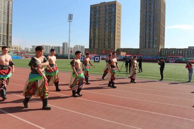 青春拥抱梦想，拼搏成就辉煌  内蒙古大学第四十六届春季田径运动会开幕式