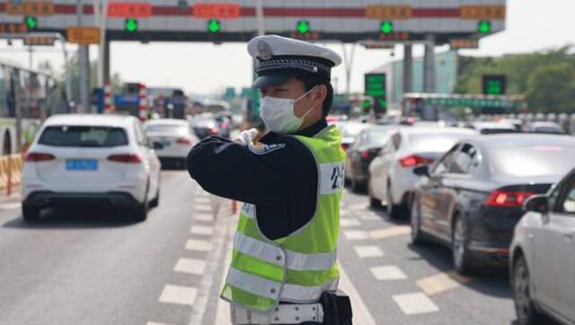 上海迎“五一”出城高峰，G40崇明方向已拥堵超过20小时，可能要堵到傍晚