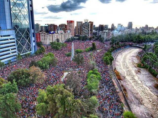  2019年10月，大量示威者涌进首都圣地亚哥市中心的巴克达诺广场。