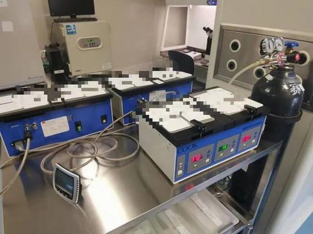 负责存放新鲜胚胎的小型仪器图片摄于四川省妇幼保健院图片来源：界面新闻