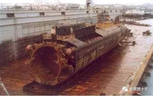 打捞出水的“库尔斯克”号核潜艇残骸