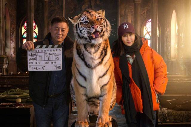 方励和李玉在《阳光劫匪》拍摄现场。