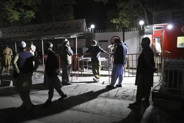 △4月30日，阿富汗民众在医院外等待看望在当日发生的汽车炸弹袭击中受伤的亲属（图片来源：美联社）