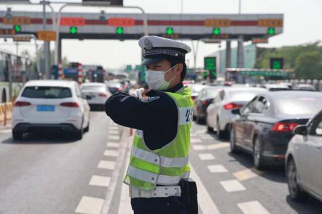 上海人过节太不容易了 昨晚狂风雷电冰雹三碰头！今天崇明方向拥堵或超33小时！