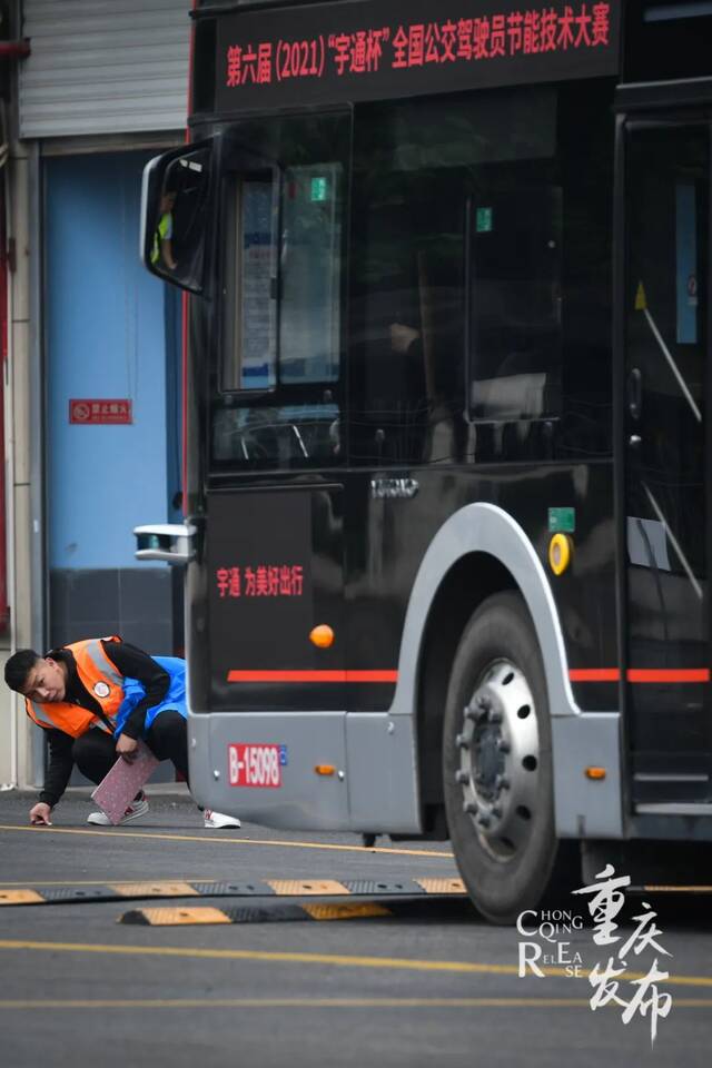 裁判员认真评判邹乐摄